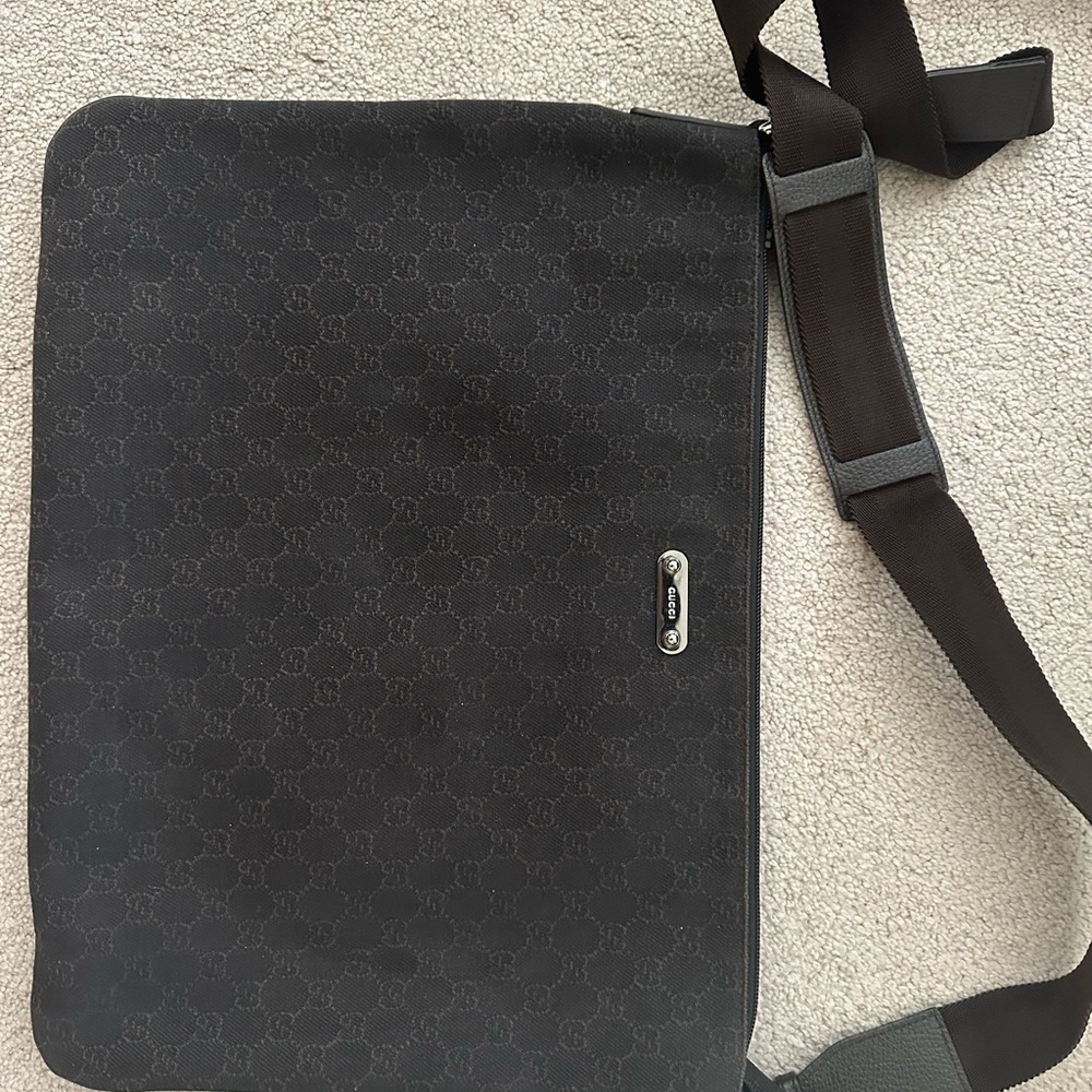 Gucci Black Messenger Bag Sleek Design